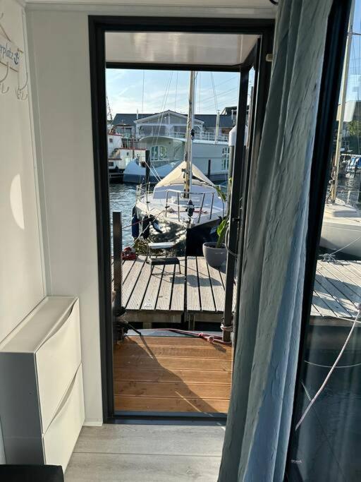 Апартаменты Premium Hausboot Trave Traum Любек Экстерьер фото